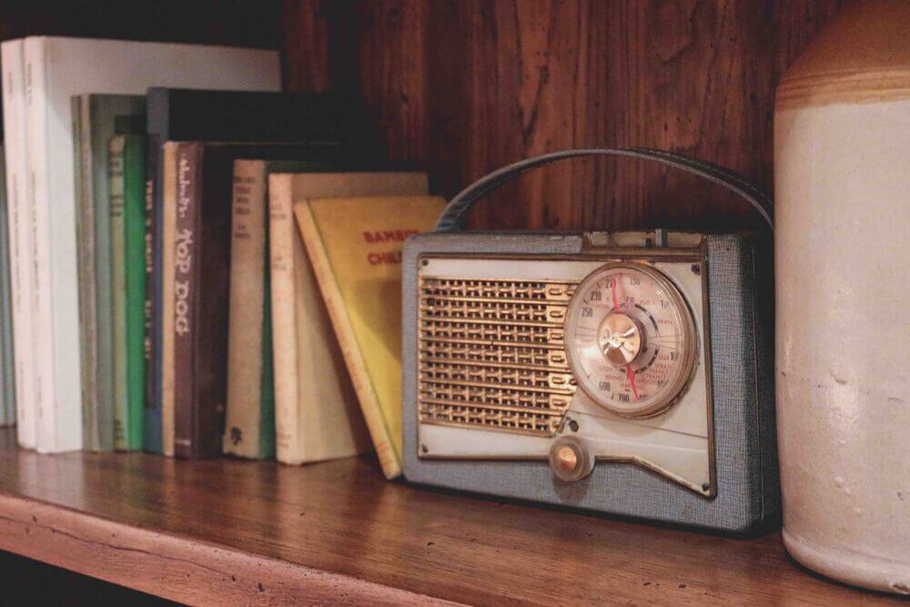 Hoxton Paris - Vintage looking radio
