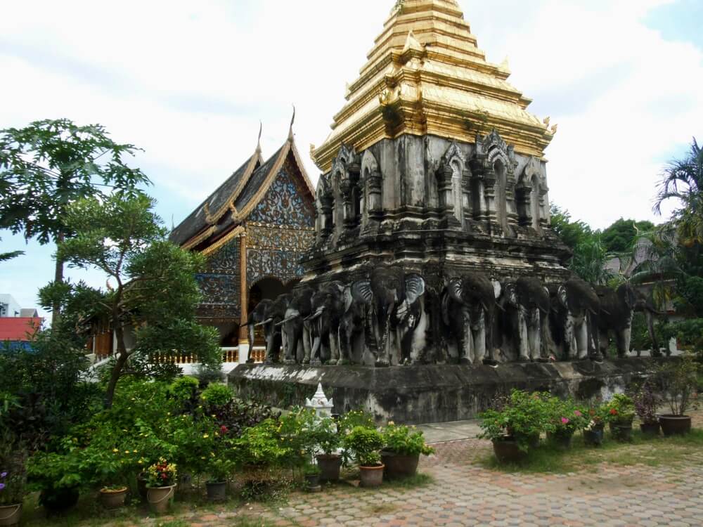 Wat Chiang Man Chiang Mai - Stone temple with gold roof