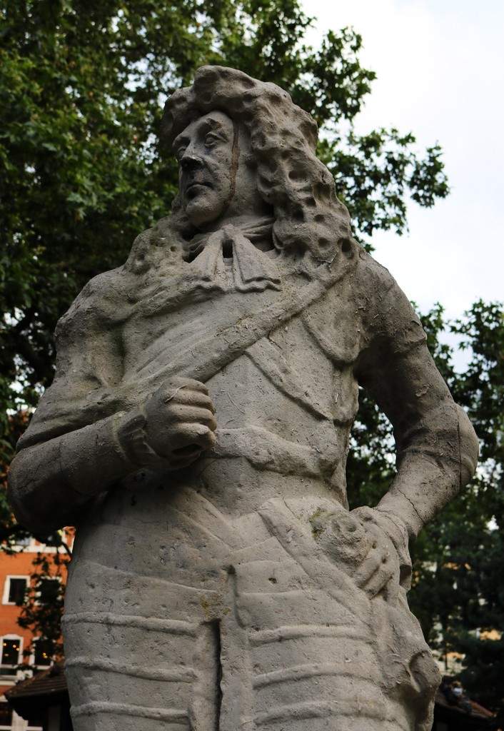 Facts about Soho - Travelling Statue