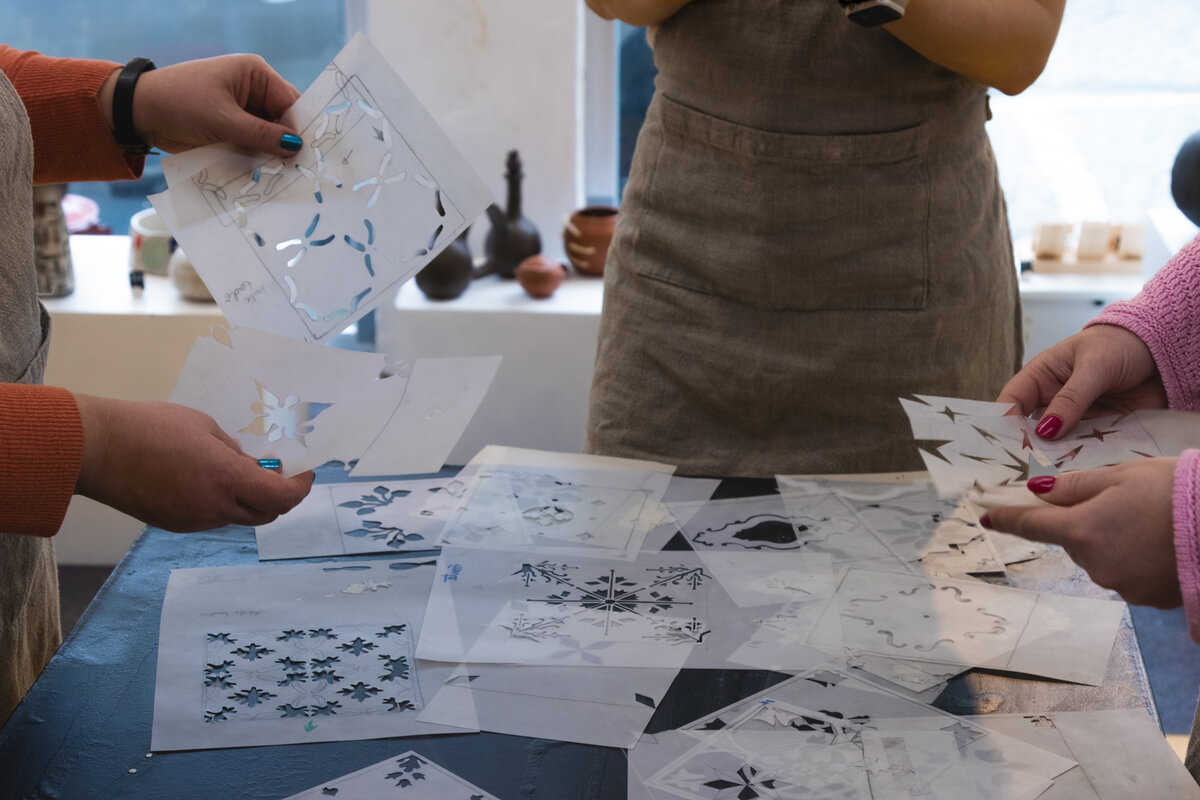 tile painting workshop Top things to do in Porto - TBTL